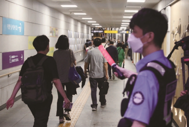 을지연습 공습대비 민방위 훈련일인 8월 23일 경보가 울리자 서울 지하철 시청역 환승통로에서 시민들이 서울교통공사 직원 안내에 따라 이동하고 있다.
