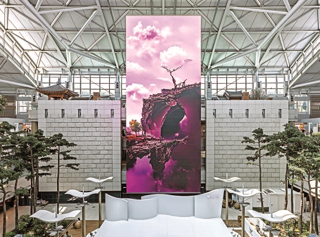 조영각 작가의 작품 <속담모음집>이 인천국제공항 제1여객터미널 밀레니엄홀 미디어타워에 전시돼 있다. 사진 인천국제공항