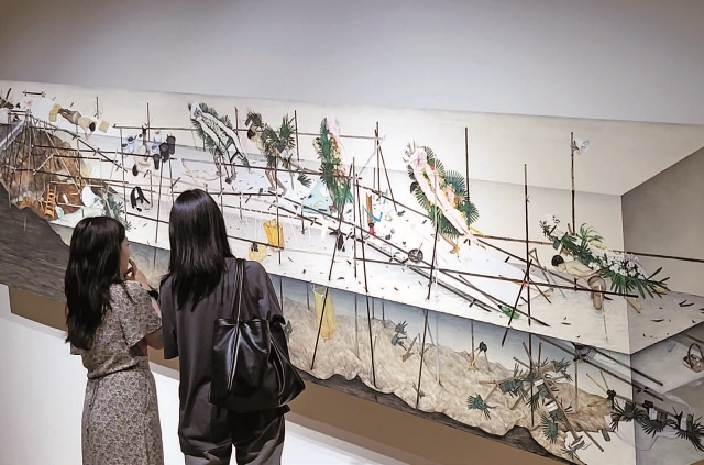 송은의 단체전 &lsquo;파노라마(PANORAMA)&rsquo;에 참여한 이진주 작가의 <저지대>를 관람객들이 보고 있다. 사진 송은