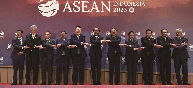윤석열 대통령이 9월 6일(현지시간) 인도네시아 자카르타컨벤션센터(JCC)에서 열린 한·아세안 정상회의에 앞서 기념촬영하고 있다. 사진 뉴시스