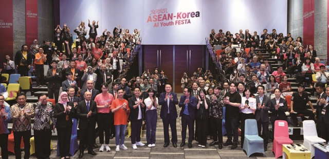 윤석열 대통령이 9월 6일(현지시간) 자카르타 텔콤 본사에서 열린 &lsquo;한&middot;아세안 AI 청년 페스타&rsquo;에서 참석자들과 기념촬영하고 있다. 사진 대통령실