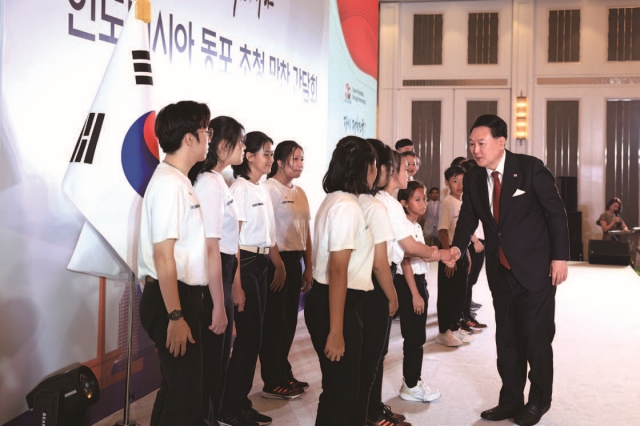 한&middot;아세안 정상회의 참석차 인도네시아를 방문한 윤석열 대통령이 9월 5일(현지시간) 자카르타 시내 한 호텔에서 열린 인도네시아 동포 초청 만찬 간담회에서 공연팀을 격려하고 있다. 사진 대통령실