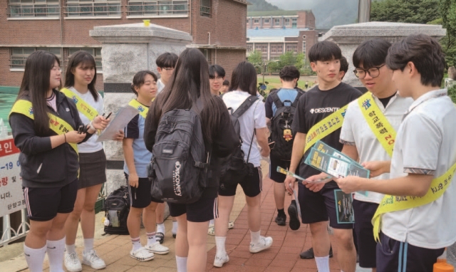 8월 31일 충북 단양고 학생자치회 학생들과 단양교육지원청 직원들이 등굣길 학생들에게 학교폭력예방 홍보물을 나눠주며 캠페인을 벌이고 있다. 사진 단양교육지원청