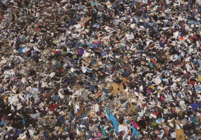 헌 옷 무덤으로 변한 칠레 사막. 해마다 4만 톤의 옷이 버려지고 있다. 사진 BBC News 캡처