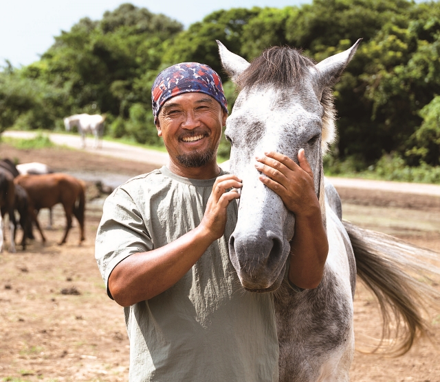 김남훈 곶자왈 말구조보호센터 대표는 “말들이 자연에서 뛰어놀 수 있도록 하는 것이 최종적인 목표”라며 말을 쓰다듬었다. 사진 C영상미디어