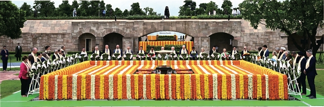 윤석열 대통령이 9월 10일(현지시간) 인도 뉴델리 마하트마 간디 추모공원을 방문해 주요 20개국(G20) 정상들과 함께 헌화하고 있다. 사진 대통령실 16