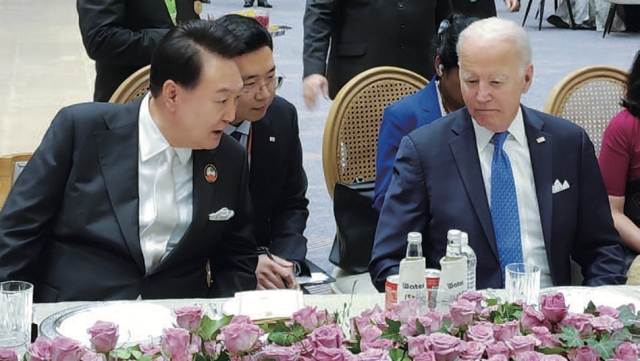 윤석열 대통령은 G20 정상회의에서 기시다 후미오 일본 총리와 정상회담(위 사진)을 갖고 조 바이든 미국 대통령과 세 차례 환담(아래 사진)하며 캠프 데이비드에서 다진 한·미·일 3국의 협력을 공고히 했다. 사진 대통령실