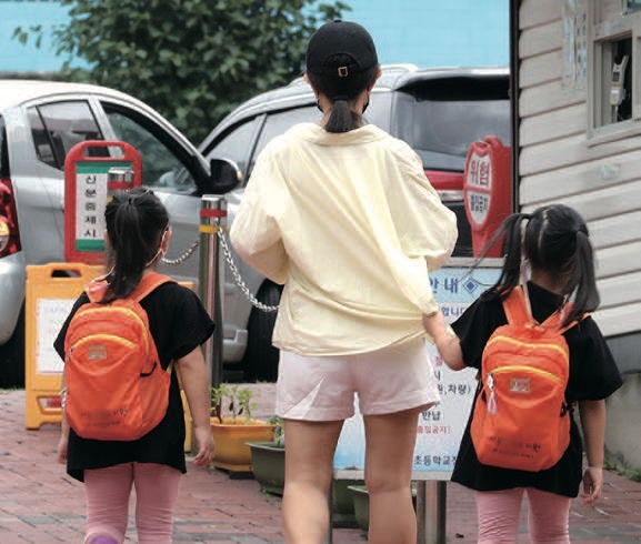 8월 2일 오전 서울 중구 한 유치원 앞에서 보호자가 자녀와 함께 등원하고 있다. 사진 뉴시스