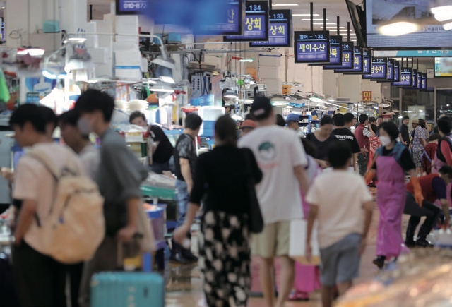 8월 27일 서울 노량진수산시장에서 시민들이 수산물을 살펴보고 있다. 사진 뉴시스