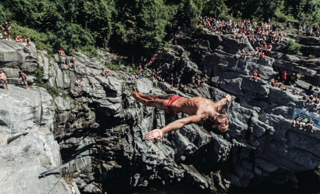 2022 국제 클리프다이빙 챔피언십(스위스 폰테 브롤라)에서 최병화가 절벽을 배경으로 낙하하고 있다. 사진제공 최병화