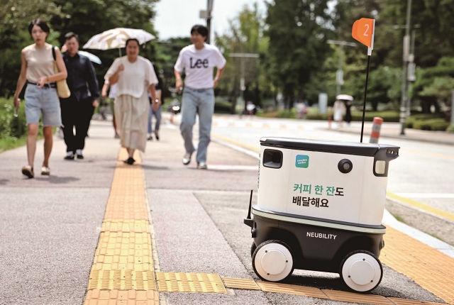 서울 광진구 건국대학교에서 운행 중인 배달로봇 ‘뉴비’가 횡단보도 앞 경사로에 멈춰 서 있다. 사진 C영상미디어