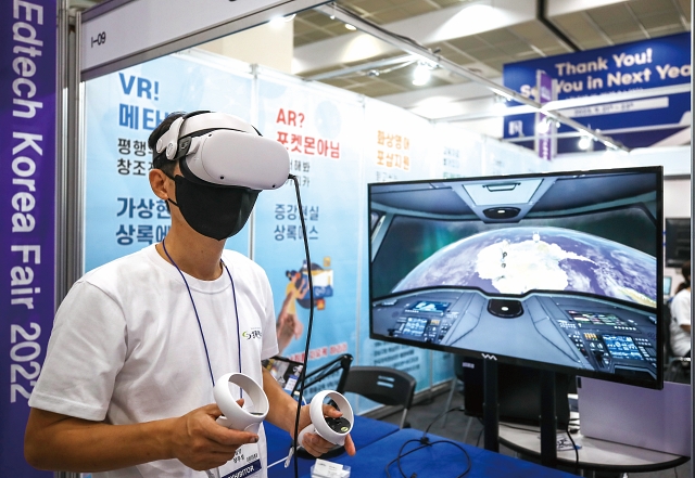 2022 에듀테크 코리아 페어를 찾은 참관객이 가상현실(VR)을 활용한 수업을 체험하고 있다. 사진 뉴시스