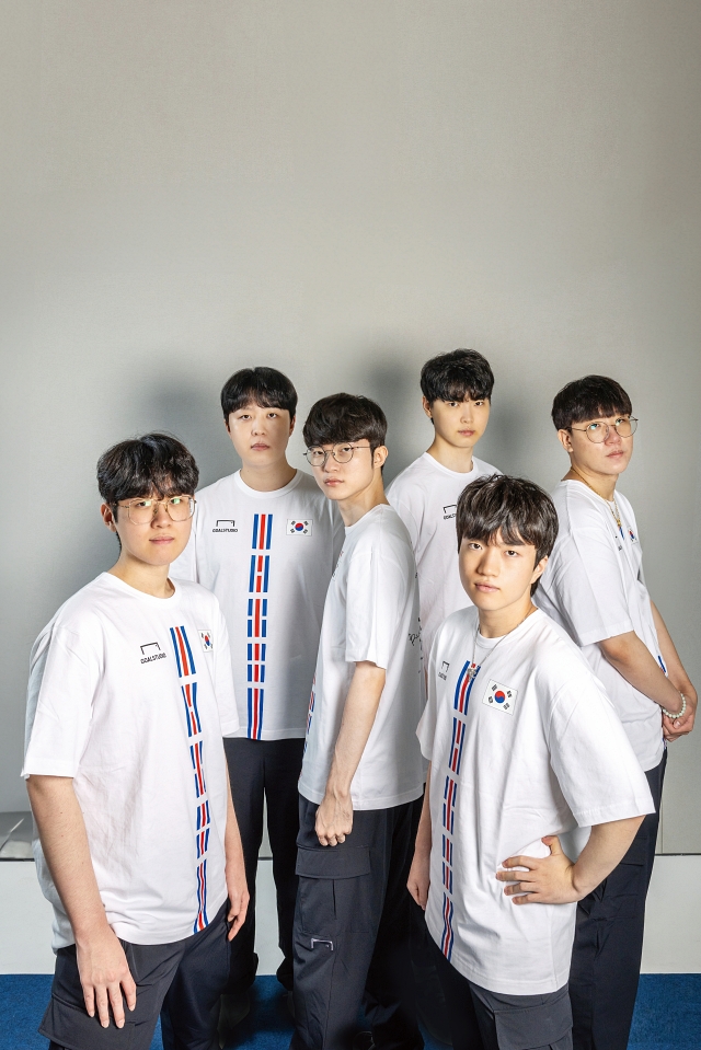 항저우아시안게임에 참가하는 LoL 국가대표팀. (왼쪽부터 시계방향으로) 최우제, 서진혁, 이상혁, 정지훈, 박재혁, 류민석. 사진 C영상미디어