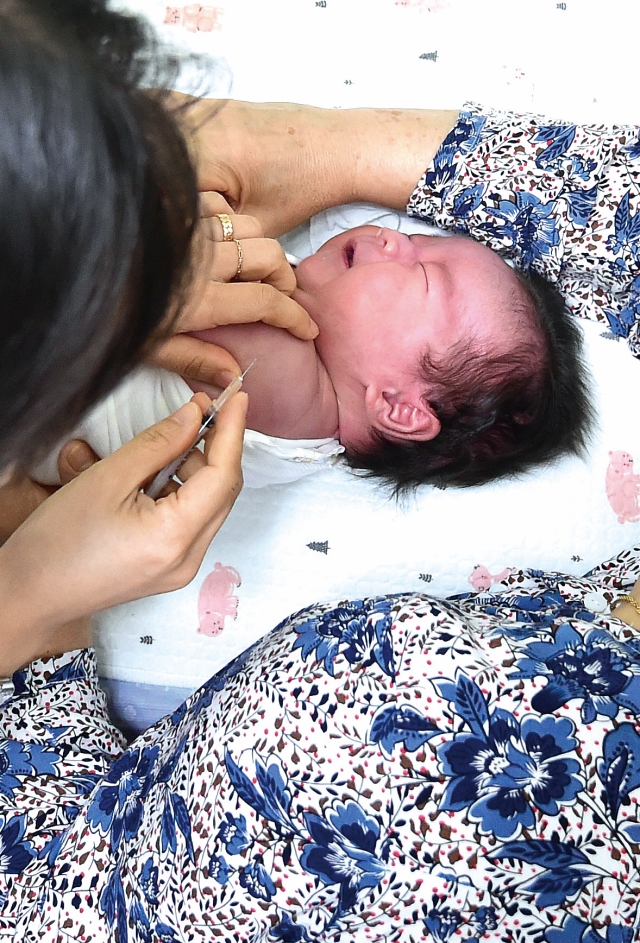 인플루엔자 무료 예방접종이 시작된 9월 20일 대구 서구 가족보건의원에서 한 아이가 접종하고 있다. 사진 뉴시스