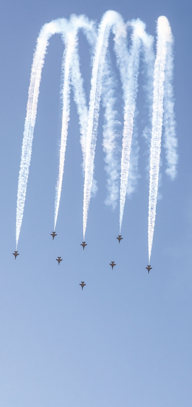 공군 특수비행팀 블랙이글스가 9월 6일 서울 마포구 서울함 공원에서 열린 건군 75주년 국군의 날 기념 문화 체험행사에서 축하비행을 하고 있다. 사진 뉴시스 