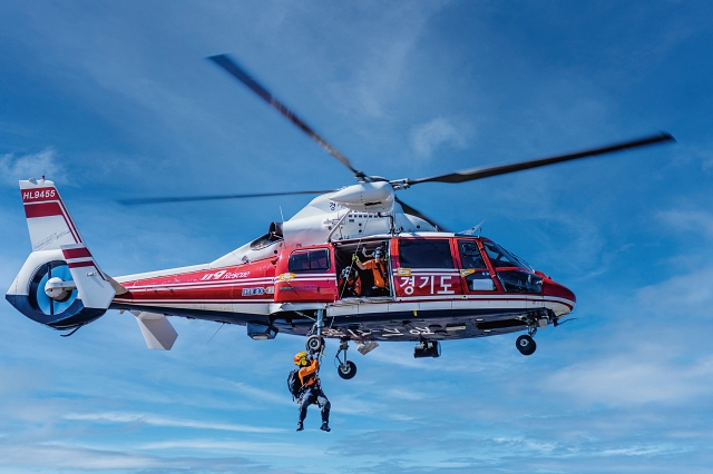 9월 11일 경기도특수대응단 '2023년 하반기 소방전술훈련 평가'에 참여한 소방관들이 헬기 훈련을 진행하고 있다. 사진 뉴시스