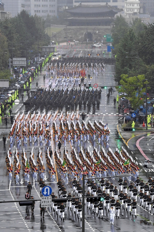 건군 75주년 국군의 날 기념행사가 9월 26일 오후 서울 세종대로 일대에서 진행된 가운데 군 장비부대와 군 장병들이 시가행진을 하고 있다. 사진 뉴시스