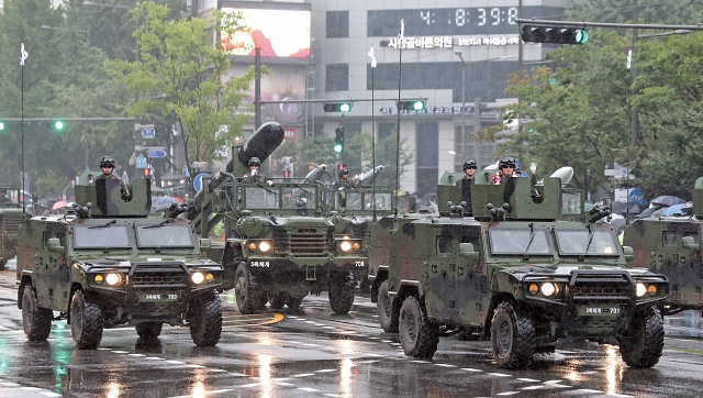 건군 75주년 국군의 날 기념행사가 9월 26일 오후 서울 세종대로 일대에서 진행된 가운데 군 장비부대와 군 장병들이 시가행진을 하고 있다. 사진 뉴시스