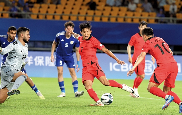 9월 19일 열린 남자축구 조별리그 E조 1차전 대한민국 대 쿠웨이트 경기에서 정우영이 다섯 번째 골을 터뜨리고 있다.
