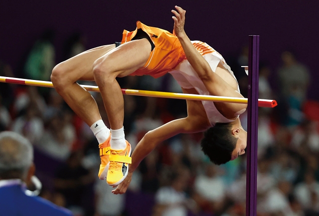 우상혁이 10월 4일 열린 육상 남자 높이뛰기 결승에서 2m 37cm를 시도하고 있다. 사진 뉴시스