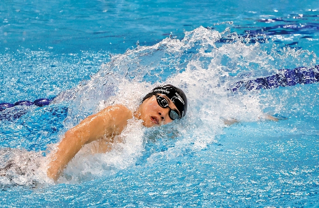 황선우가 9월 26일 열린 수영 남자 혼계영 400m 결승에서 역영하고 있다. 사진 뉴시스