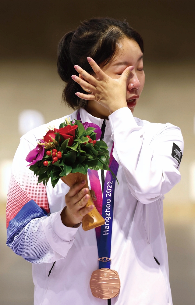 사격 여자 소총 50m 3자세 단체전에서 동메달을 획득한 이은서가 개인전 4위의 아쉬움에 눈물을 닦고 있다.