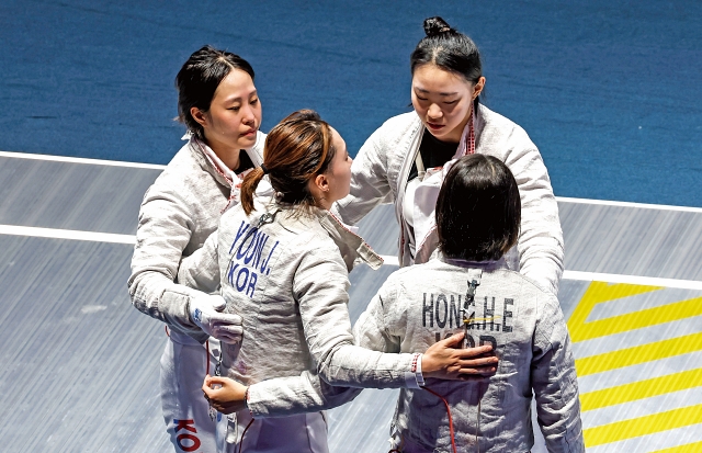 9월 29일 열린 펜싱 여자 사브르 단체전 준결승 대한민국 대 일본 경기에서 동메달을 차지한 전은혜, 윤지수, 홍하은, 최세빈이 서로 격려하고 있다.