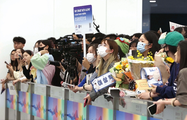 아시안게임 개막을 앞둔 9월 22일 중국 항저우 샤오산국제공항에서 e스포츠 ‘리그 오브 레전드(LoL)’ 국가대표 ‘페이커’ 이상혁의 팬들이 페이커의 입국을 기다리고 있다. 사진 뉴시스