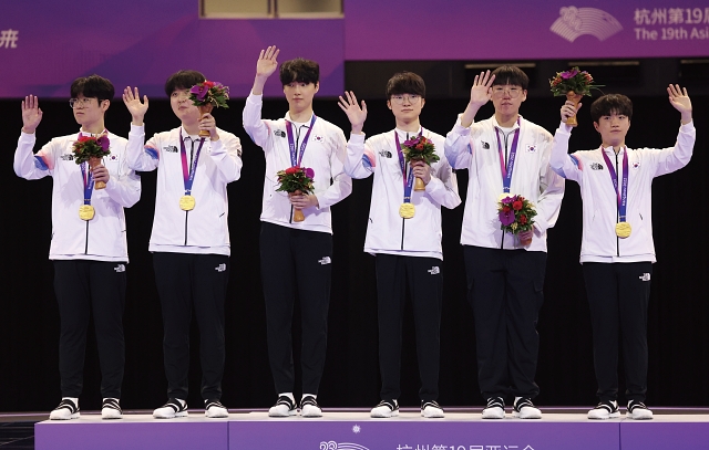 9월 29일 열린 e스포츠 &lsquo;리그 오브 레전드(LoL)&rsquo; 결승 한국 대 대만 경기에서 금메달을 차지한 최우제, 서진혁, 정지훈, 박재혁, 류민석, 이상혁이 시상식에서 포즈를 취하고 있다. 사진 뉴시스