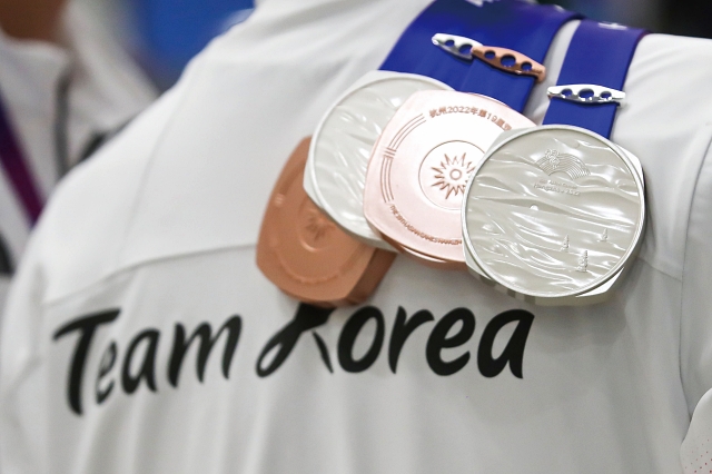 남자 탁구대표팀 장우진이 10월 3일 자신이 수확한 메달을 어깨에 걸친 채로 인천국제공항을 통해 입국하고 있다.