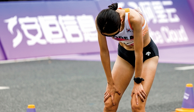 최경선이 10월 5일 열린 육상 여자 마라톤에서 결승선을 6위로 통과한 뒤 숨을 고르고 있다.