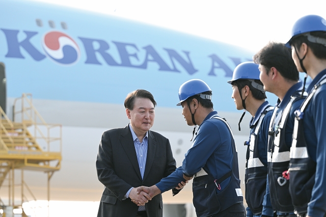 윤석열 대통령이 9월 28일 인천국제공항 대한항공 화물터미널을 방문해 항공 화물 종사자들을 격려하고 있다. 