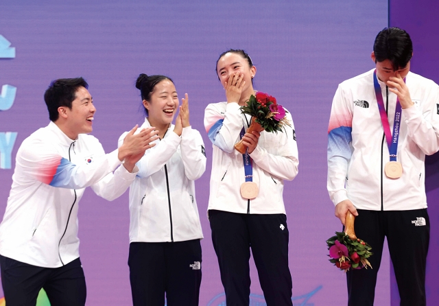 9월 30일 열린 탁구 혼합 복식 시상식에서 동메달을 획득한 임종훈&middot;신유빈 조와 전지희&middot;장우진 조가 밝게 웃고 있다. 