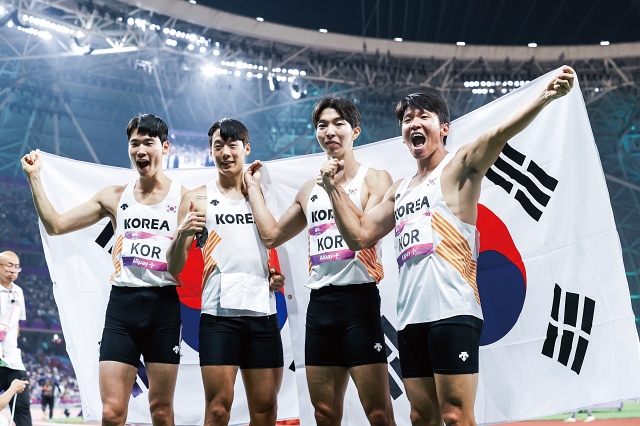 10월 3일 열린 육상 남자 400m 계주 결승에서 동메달을 획득한 이정태, 김국영, 이재성, 고승환이 기념촬영을 하고 있다. 사진 뉴시스