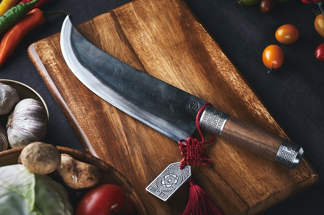 550년 전 조선시대 궁중 요리사가 쓰던 칼을 현대적 감각을 더해 재현한 ‘대령숙수의 칼’ 사진 자이너