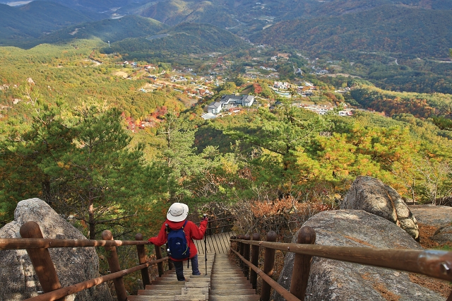 만물상 하산길에 내려다본 풍경, 빨간 백운동야영장이 눈에 띈다.