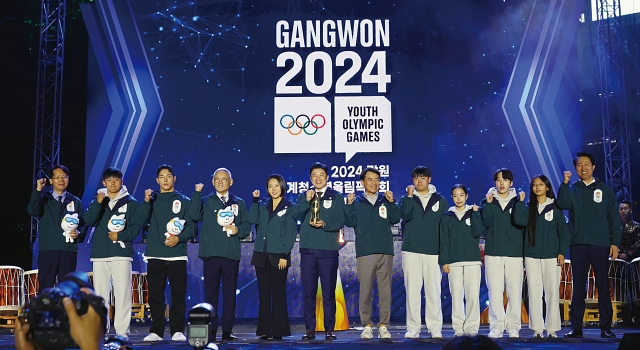 2024 강원 동계청소년올림픽대회 G-100 기념행사가 10월 11일 서울 중구 서울광장에서 유인촌 문화체육관광부 장관과 오세훈 서울시장, 김진태 강원특별자치도지사, 윤성빈 홍보대사 등이 참석한 가운데 열렸다. 사진 뉴시스