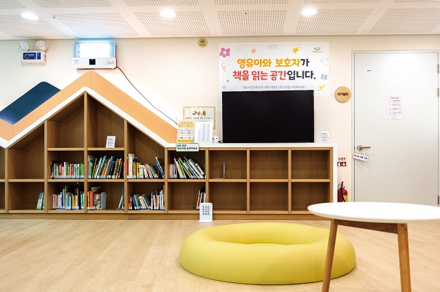 &lsquo;새싹, 숲&rsquo;, &lsquo;잎새, 숲&rsquo;, &lsquo;열매, 숲&rsquo; 등 도서관의 각 공간 이름은 사람의 생애주기와 숲의 성장과정을 연결해 지었다. 위는 어린이자료실인 &lsquo;잎새, 숲&rsquo;, 아래는 영유아들을 위한 공간 &lsquo;새싹, 숲&rsquo;. 사진 C영상미디어