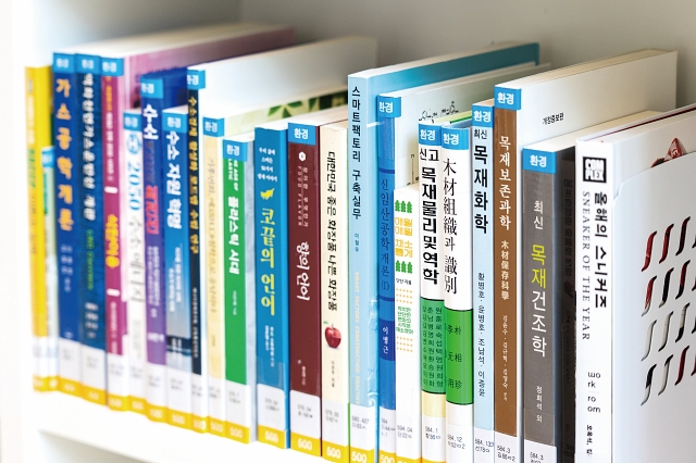 별도의 환경 서가가 없는 대신 환경 관련 책에는 파란색 책등 라벨을 붙여놓았다. 사진 C영상미디어