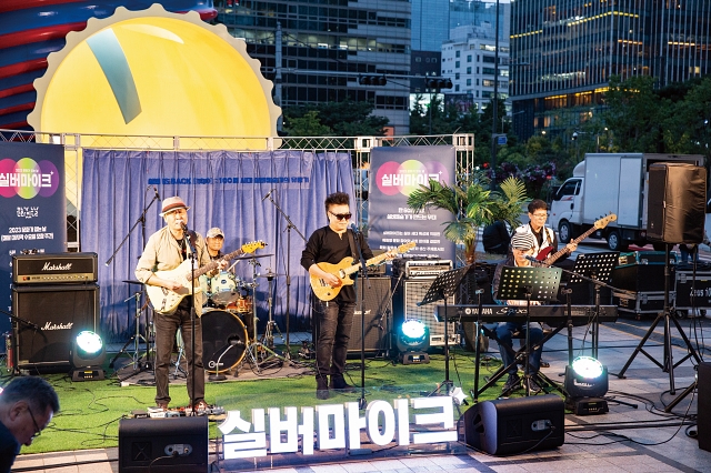 실버예술가 ‘6대4’ 밴드가 10월 8일 서울 청계광장에서 공연을 펼치고 있다