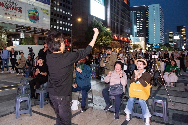 10월 6일 서울 청계광장에서 열린 실버마이크 공연을 즐기는 관객들. 사진 C영상미디어