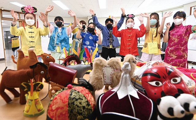 2023년 6월 수원시 매여울초등학교 &lsquo;다문화행복축제&rsquo;에서는 다문화 체험부스를 운영해 학생들의 문화다양성 이해를 도왔다. 사진 뉴시스