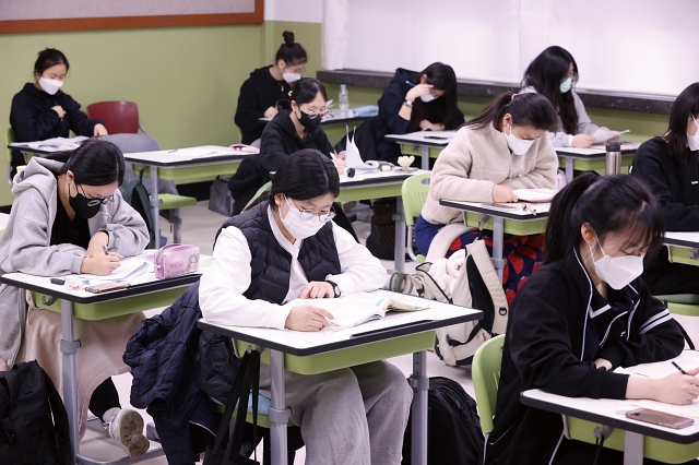 2023년 대학수학능력시험일인 2022년 11월 17일 오전 대구 수성구 대구여자고등학교에서 수험생들이 시험 시작을 기다리고 있다. 사진 뉴시스
