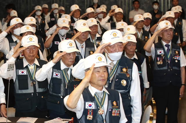6&middot;25참전유공자들이 지난 6월 12일 서울 마포구 케이터틀에서 열린 2023년도 호국영웅 감사&middot;위로연에서 국민의례를 하고 있다. 사진 뉴시스