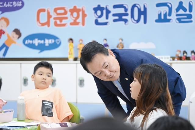 윤석열 대통령이 7월 3일 경기 수원초등학교를 방문해 한국어교육 프로그램을 참관하고 있다. 사진 대통령실