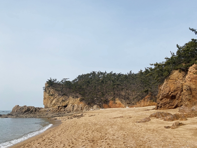 파도리해수욕장의 해안선을 따라가다 보면 해식동굴과 시아치를 만나볼 수 있다.