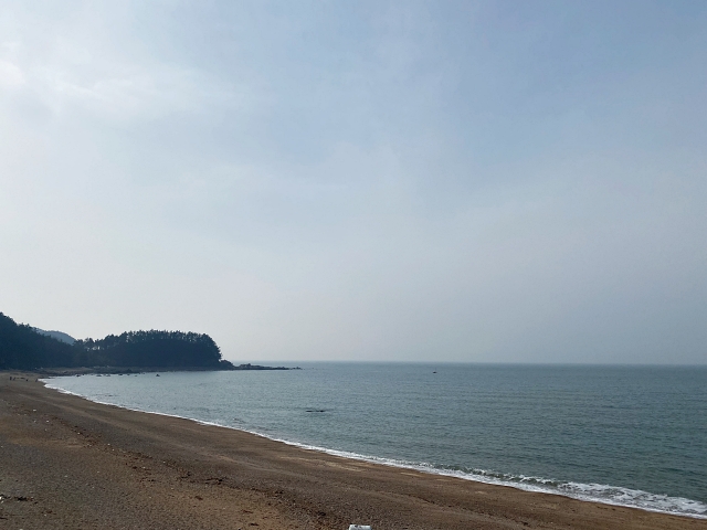 파도리해수욕장의 해안선을 따라가다 보면 해식동굴과 시아치를 만나볼 수 있다.