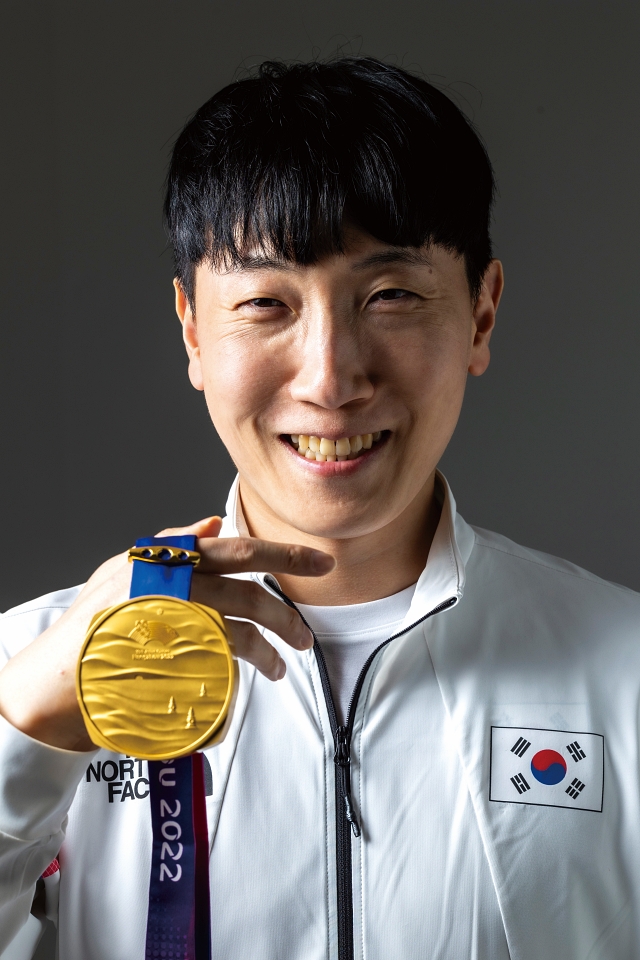 김관우 선수가 금메달을 들고 활짝 웃고 있다. 그는 “평소 나이를 생각하지 않고 산다”고 했다. 사진 C영상미디어
