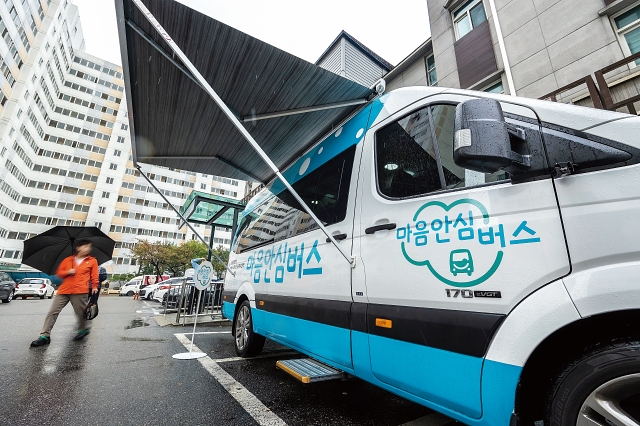10월 19일 서울 강남구 수서종합사회복지관에 마음안심버스가 찾아와 심리지원 서비스를 진행했다. 사진 C영상미디어