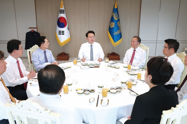 윤석열 대통령이 10월 18일 용산 대통령실에서 열린 국민의힘 지도부 오찬에서 발언하고 있다. 사진 대통령실